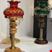  چراغ رومیزی کلاسیک کد TB-07نمای کامل در شوروم با رنگ بندی بدنه و حباب متفاوت